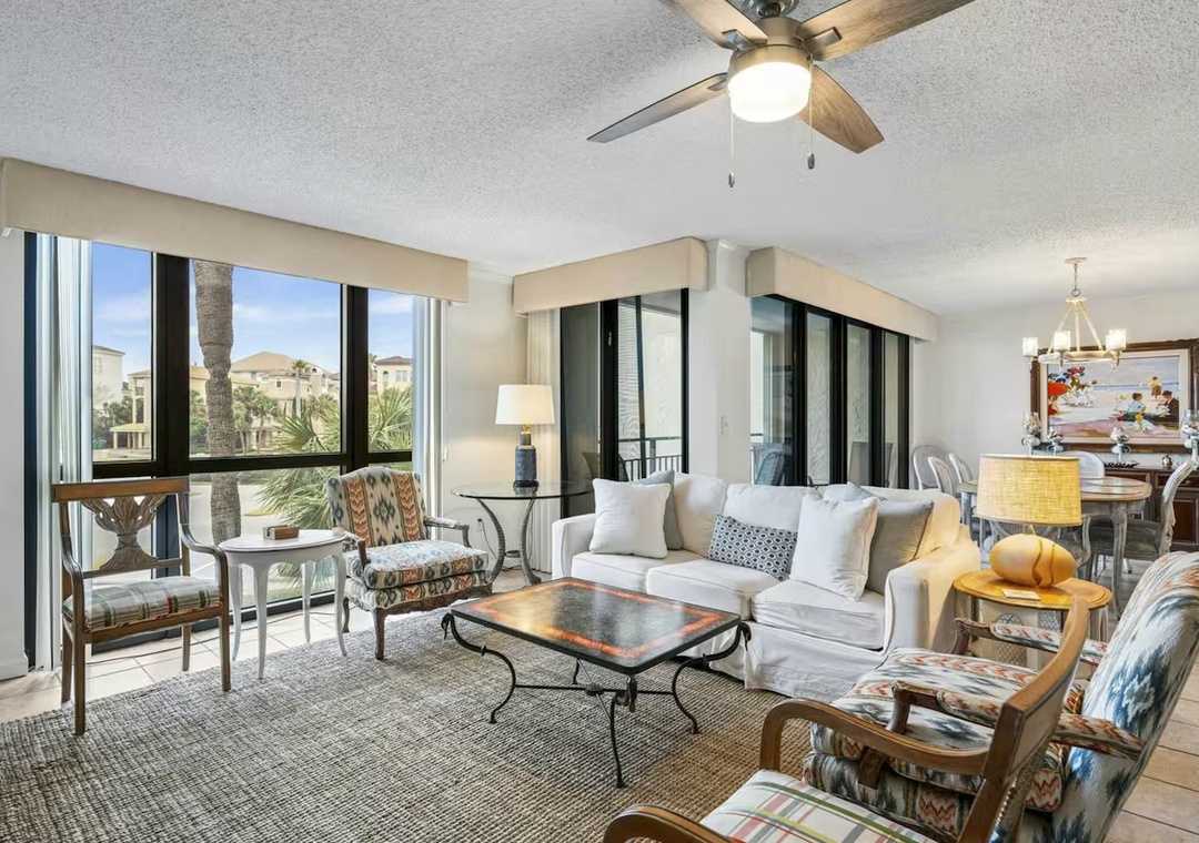 Open concept central area for your group enjoy
