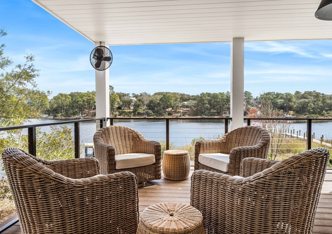 Perfect lake view-Grab a bottle of Wine!