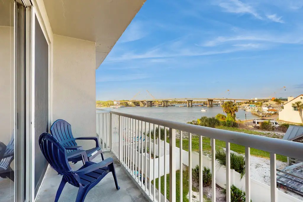 Palm Court Yacht Club 312B - Live Salty