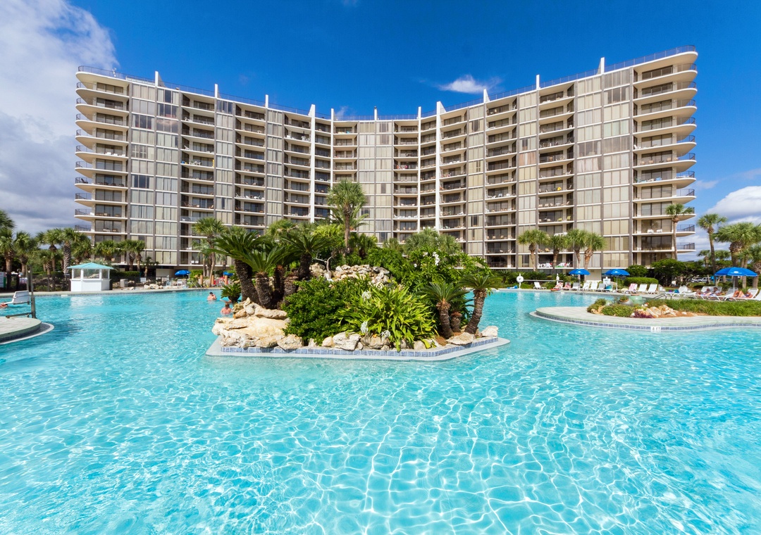 Huge lagoon pool at Edgewater Golf Villas