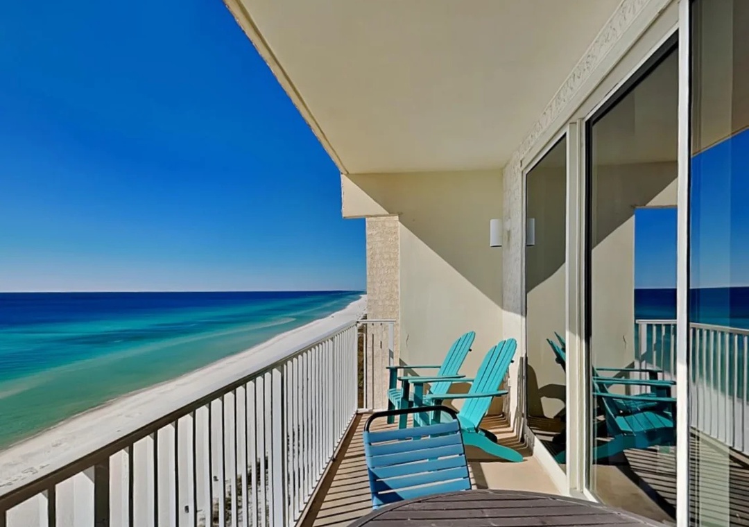 Enjoy the summer breeze on the balcony!