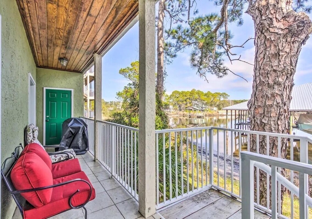 Enjoy your little piece of lagoon views!
