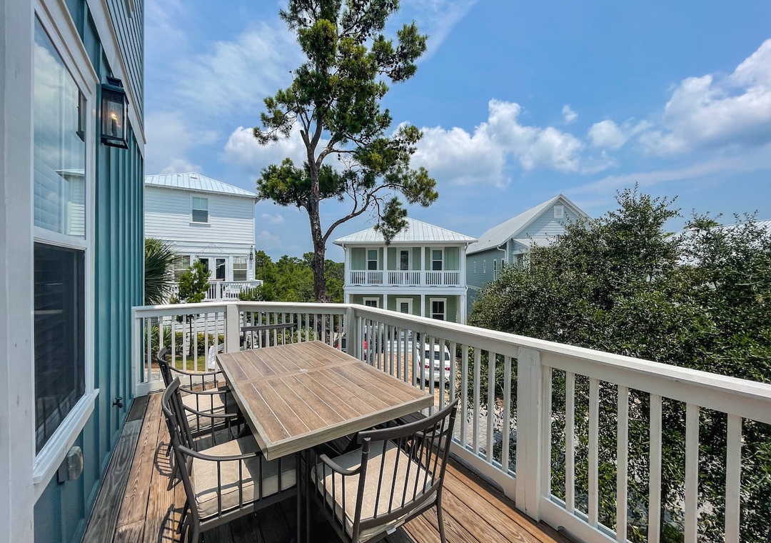Outdoor Dining Deck
