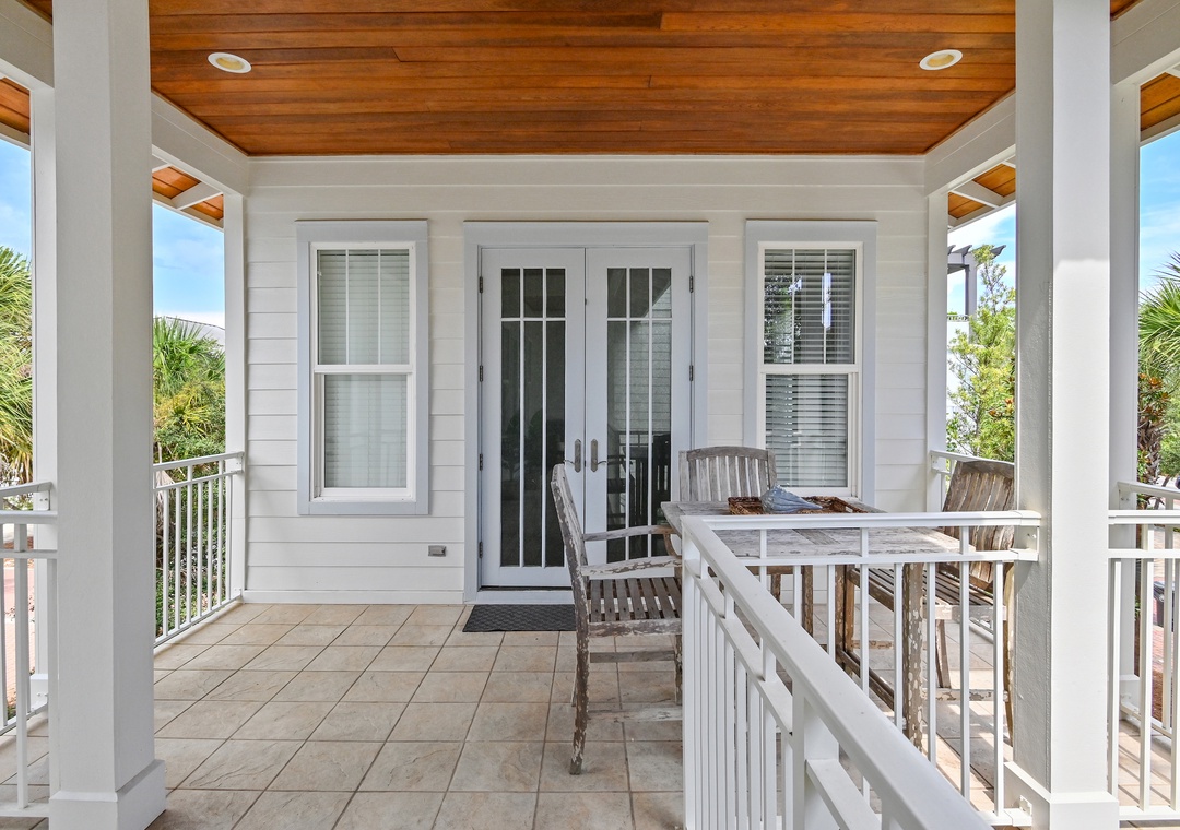 Carriage House - Entrance & Outdoor Seating