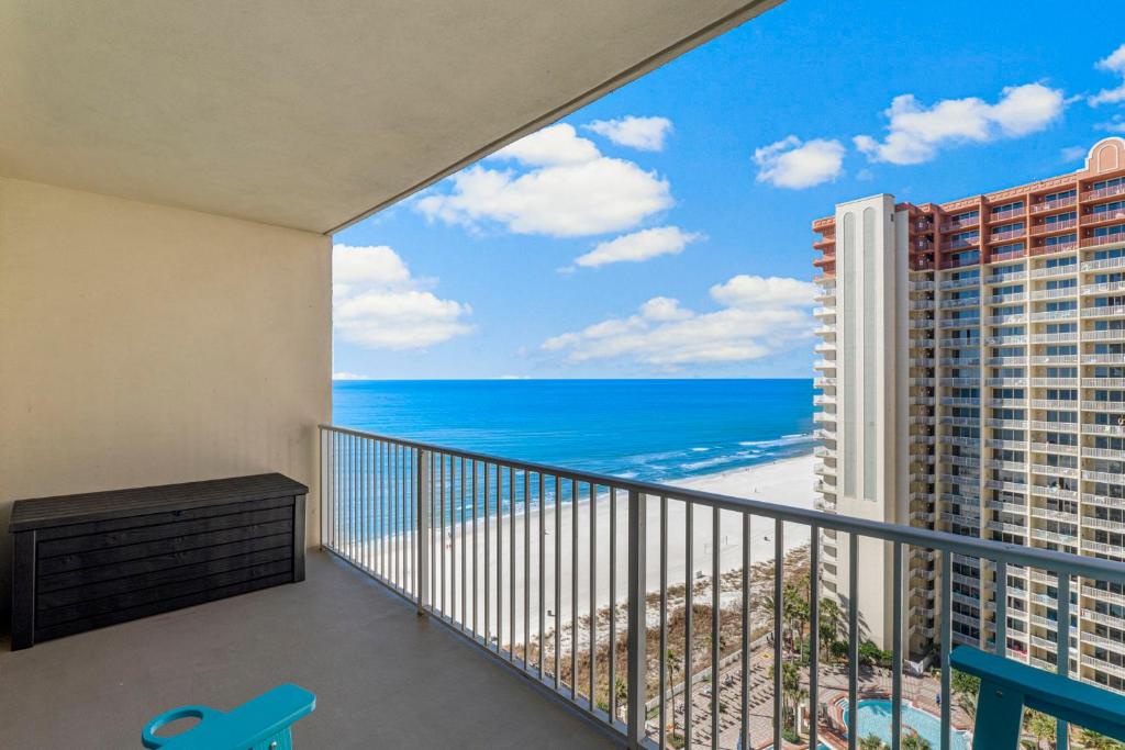 Shores of Panama 1525 balcony