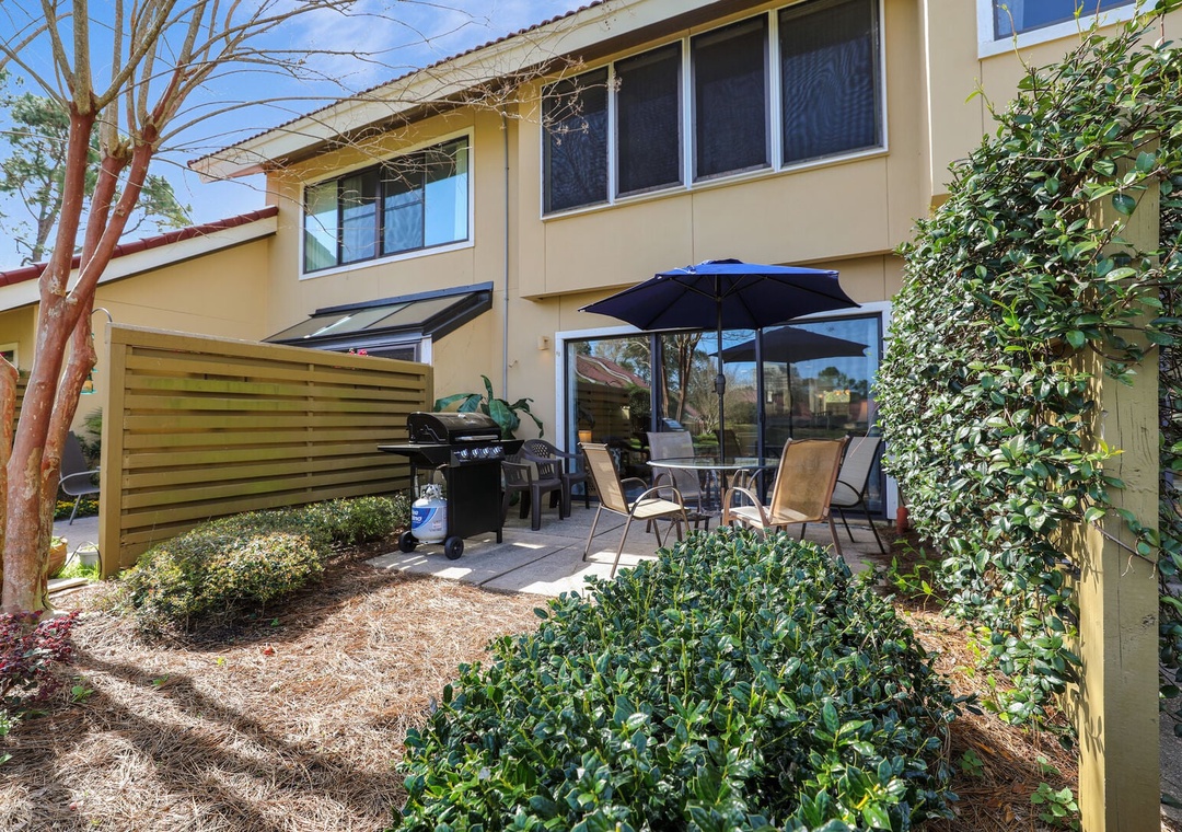 Private back patio with outdoor dining