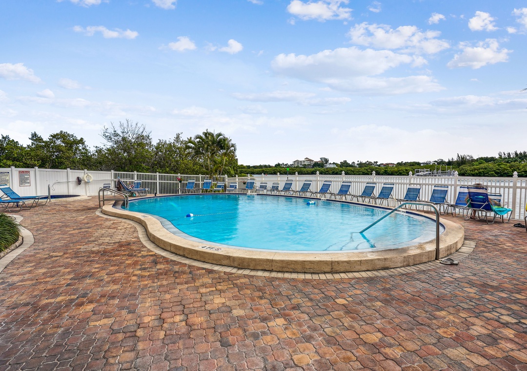 Bayshore Yacht & Tennis pool