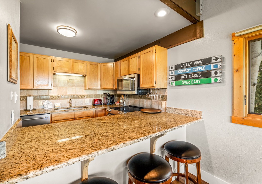 Kitchen + Breakfast Bar