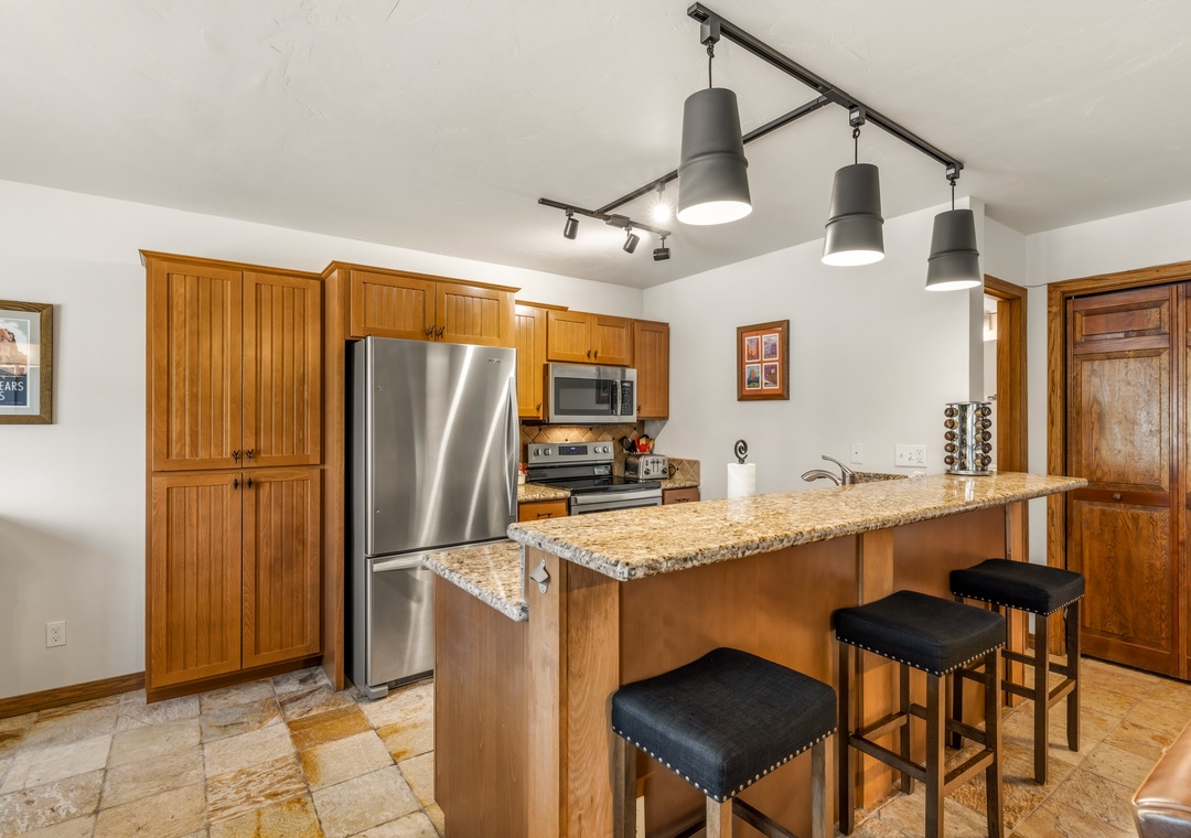 Kitchen and Breakfast Bar
