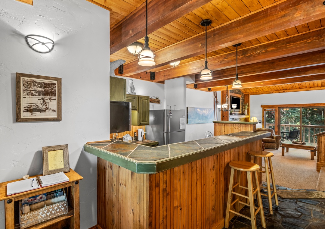 Kitchen + Breakfast Bar