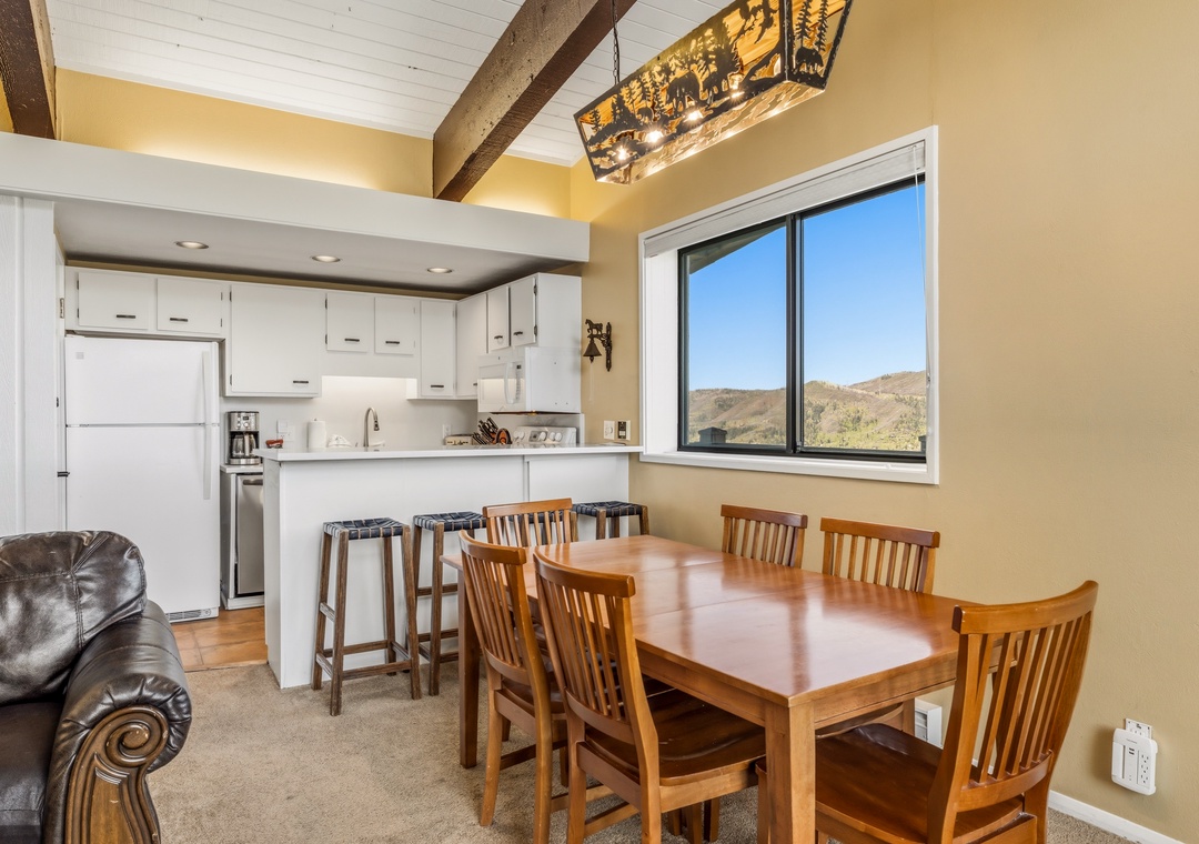 Dining Area & Kitchen