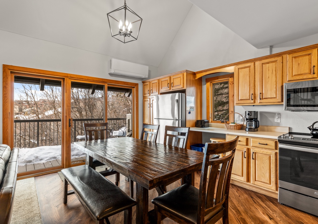 Dining Area & Kitchen