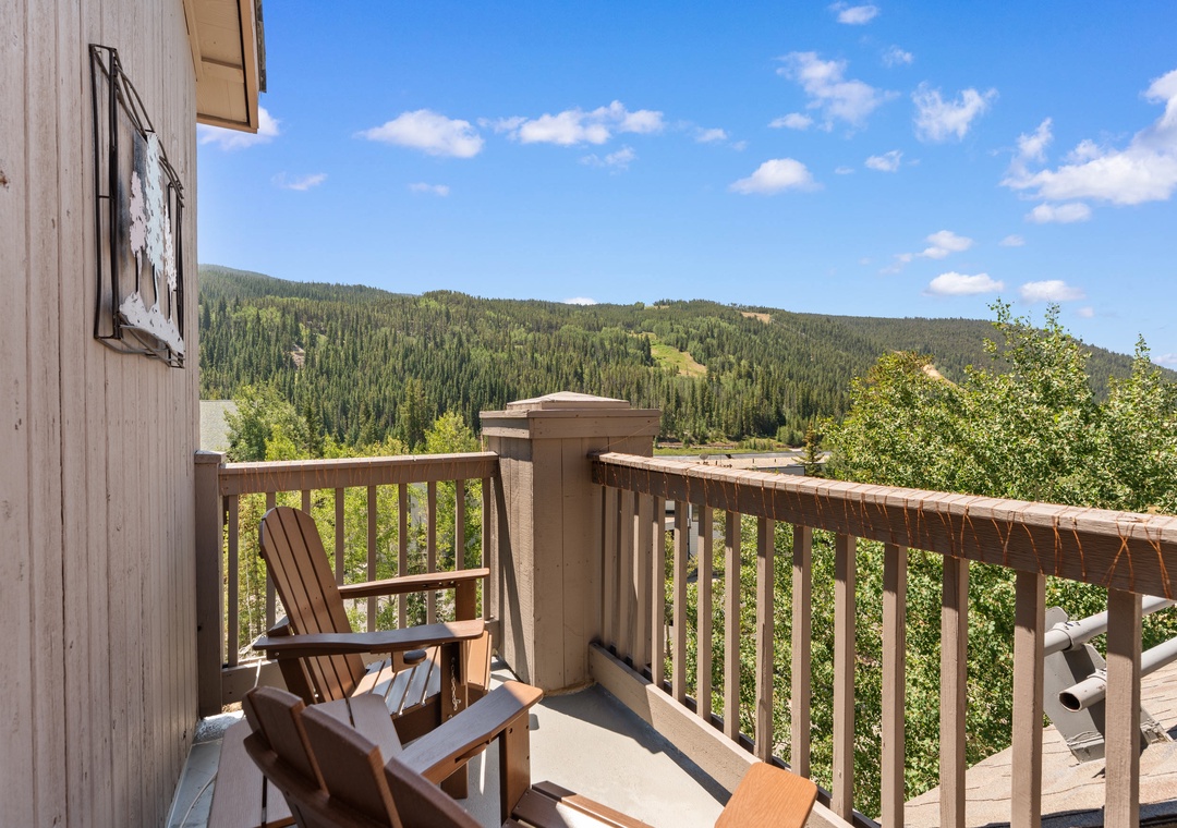 This private balcony offers sweeping mountain views where you can sip your morning coffee and breathe in the crisp alpine air, surrounded by forested slopes and open skies.