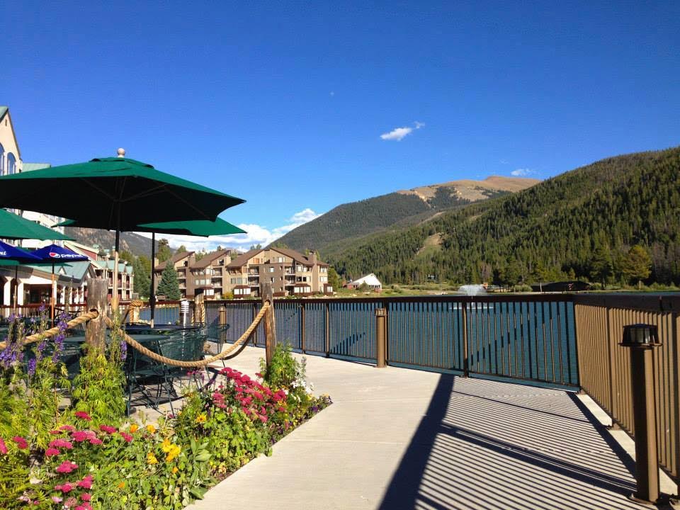 Just a few minutes walk to Lakeside Village for shopping, dining, and activities.
