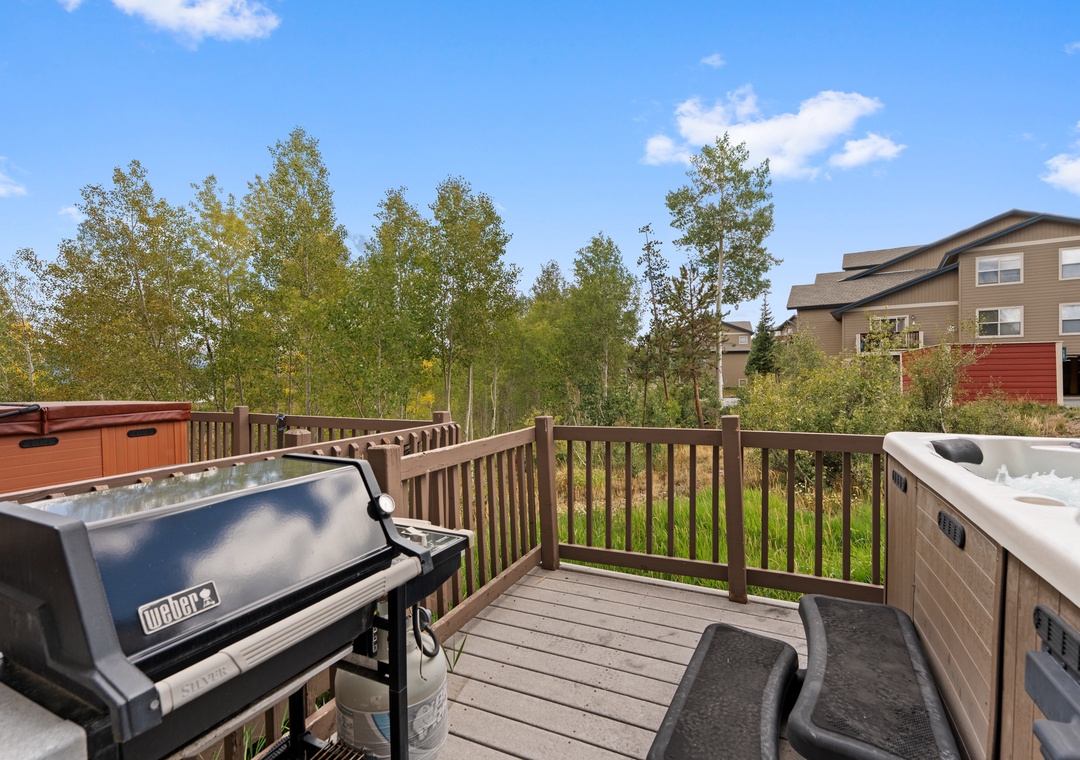 A private deck with dual hot tubs and a Weber grill, backed by aspen groves and mountain air—perfect for soaking under open skies or grilling with friends.