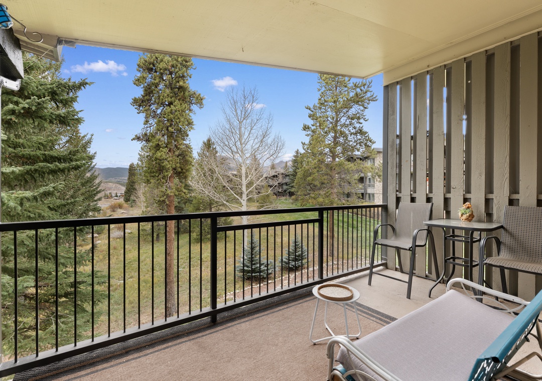 Unwind on your private balcony where mountain views stretch across the horizon. Comfortable loungers and patio seating invite you to soak up Colorado sunshine and fresh alpine air.