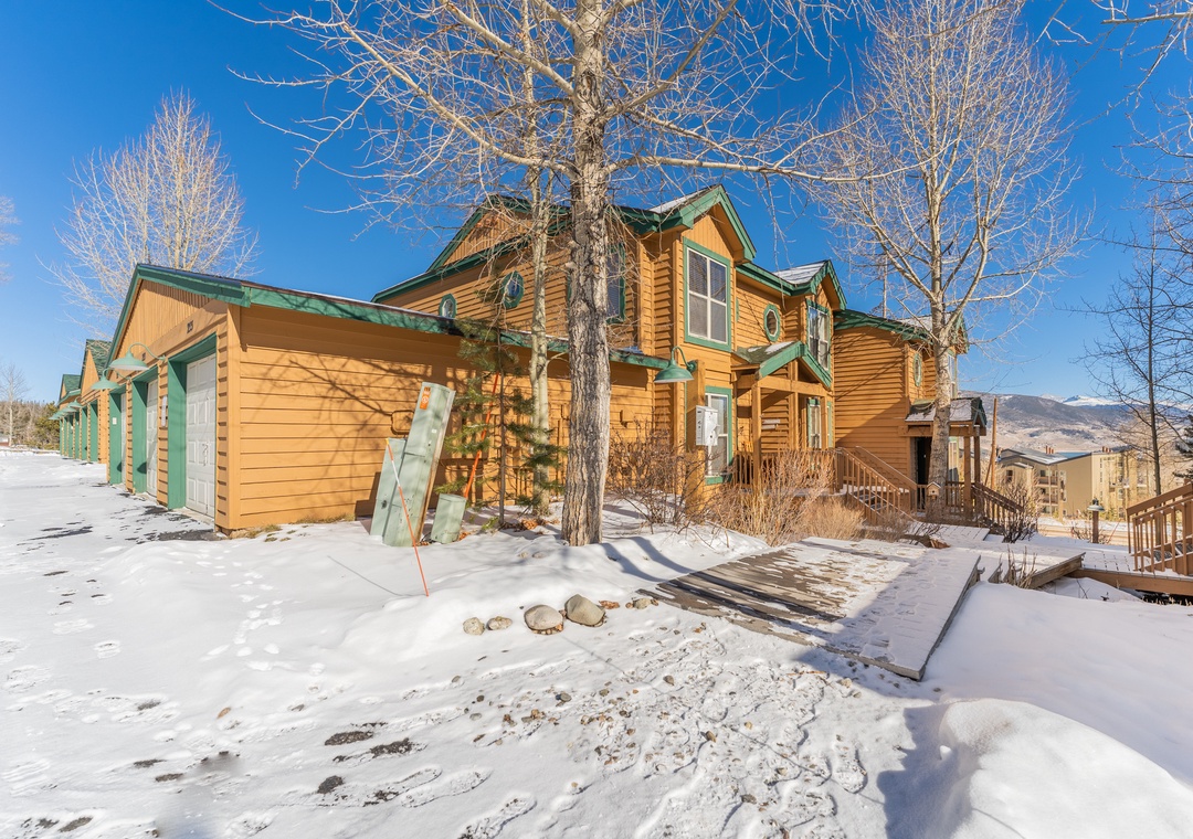 Charming log cabin nestled in a snowy mountain setting, offering cozy winter retreat vibes with rustic charm and scenic surroundings.