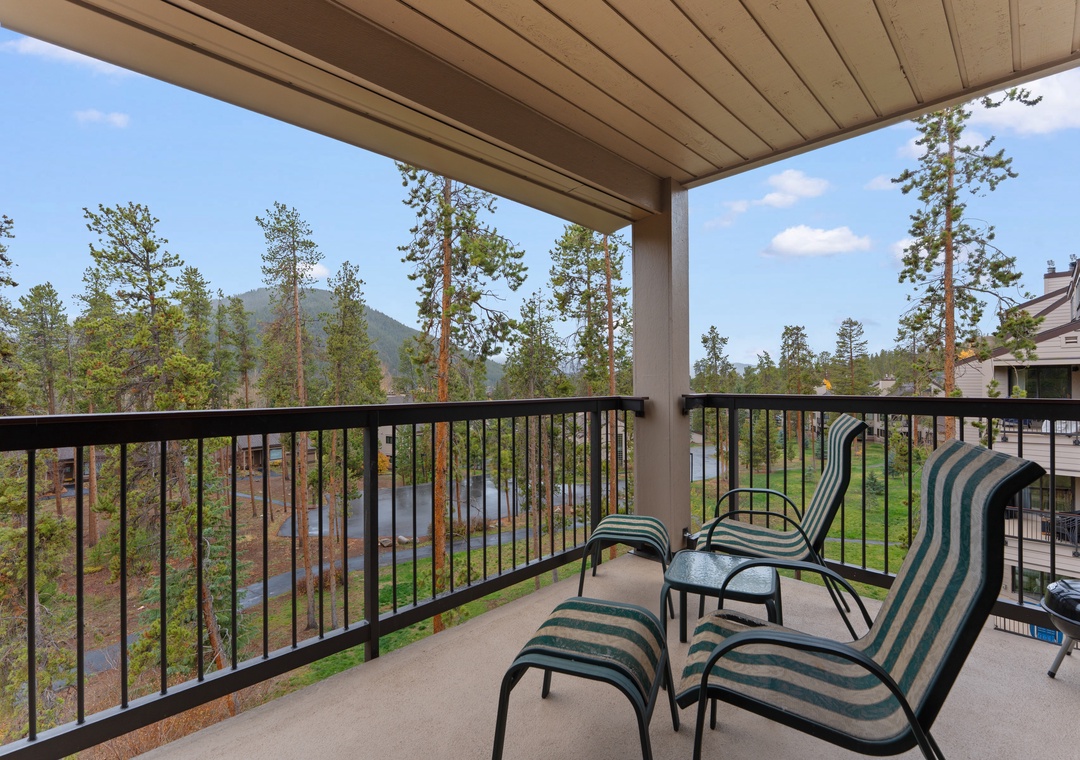 Relax on your private balcony with stunning mountain and forest views. Two comfy lounge chairs invite you to unwind, sip your morning coffee, and soak in the fresh alpine air and peaceful natural surroundings.