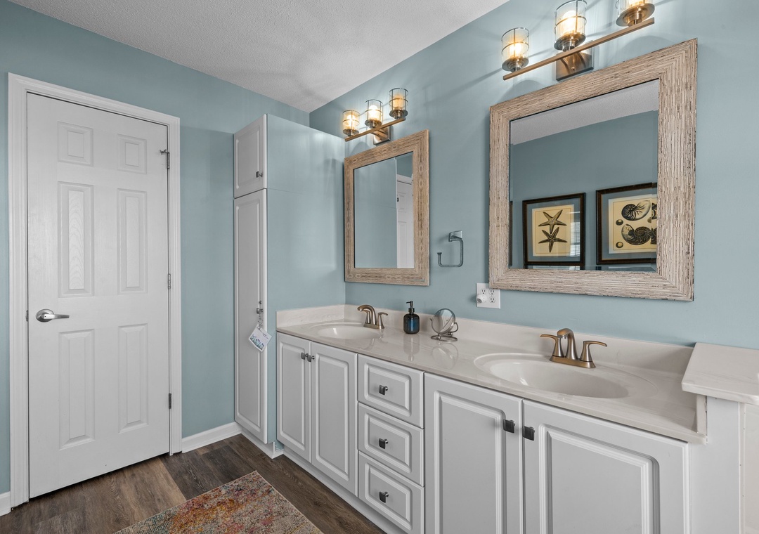 Ocean Front King Suite Bathroom