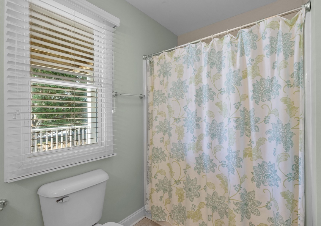 Mid-Floor Queen Room Bathroom