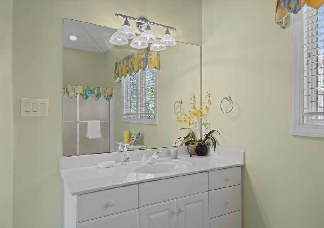 Mid-Floor Queen Room Bathroom