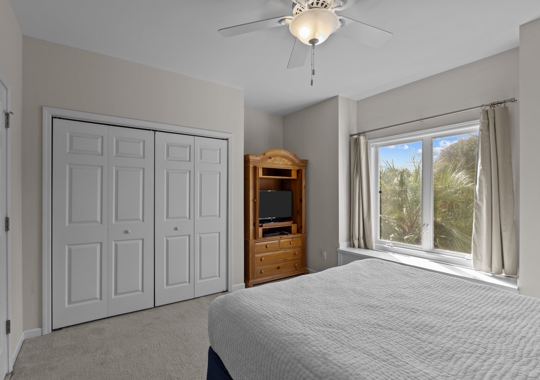 Mid-Floor Queen Room