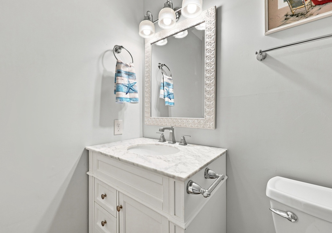 Oma’s Emerald Retreat | Full Bathroom