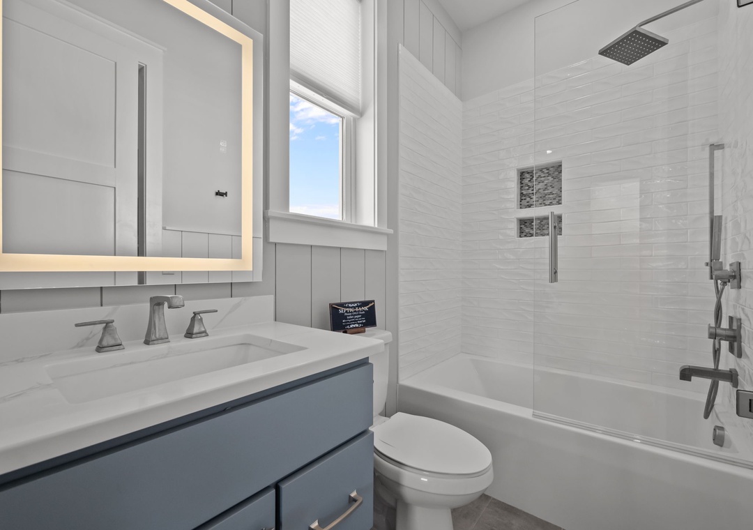 MID-FLOOR QUEEN 1 BATH