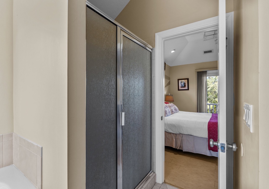 Mid-Floor Queen Suite Bathroom