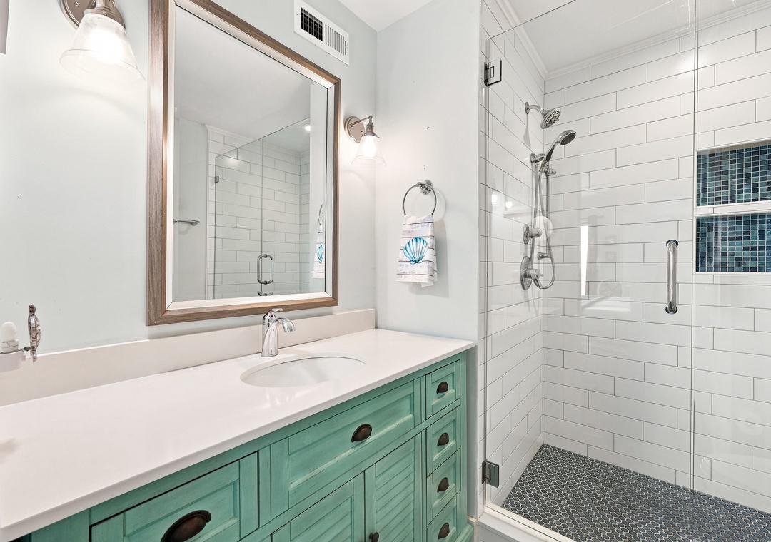 Oma’s Emerald Retreat | Primary Bathroom