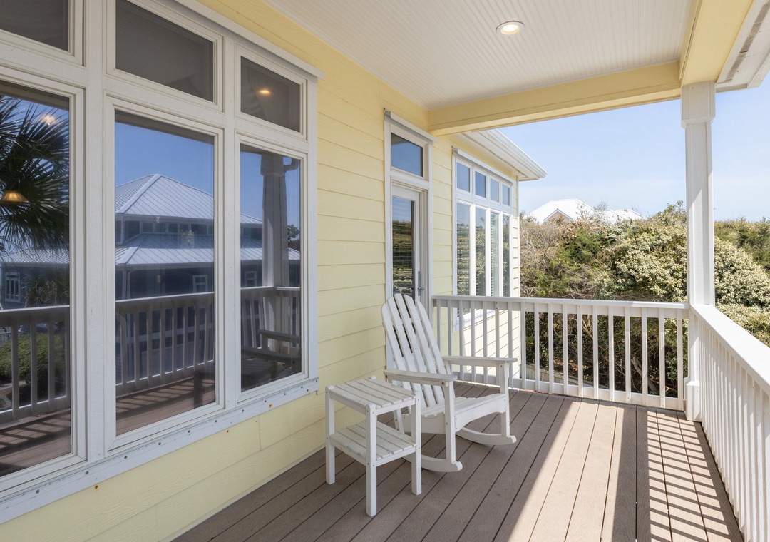Mid-Floor Queen Room Deck