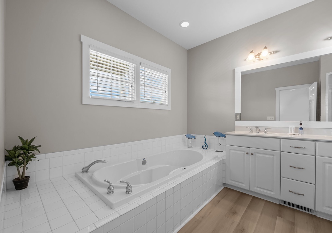 Mid-Floor King Suite Bathroom