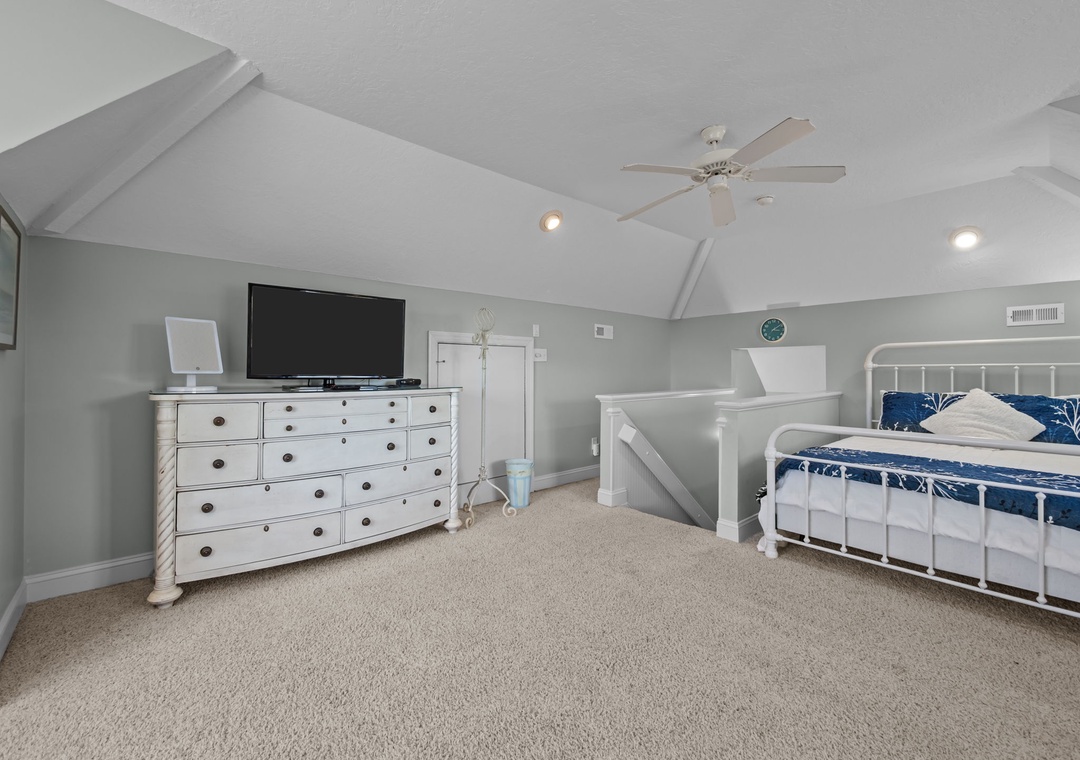 4th Floor Loft Room
