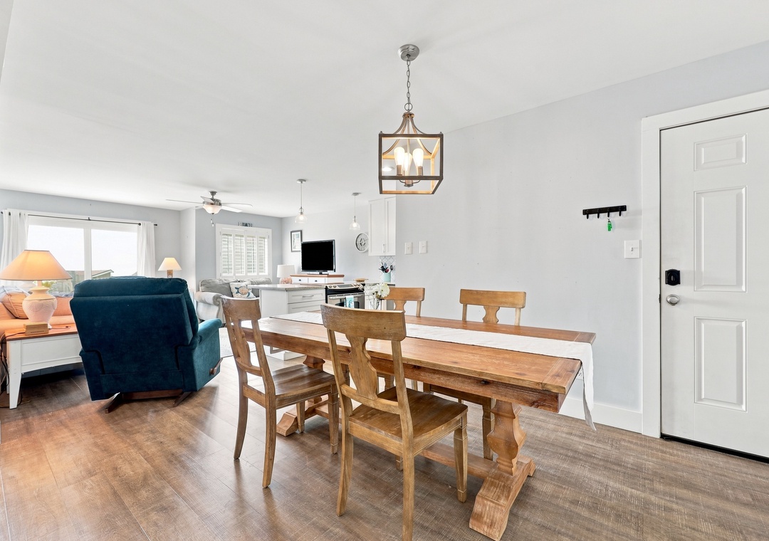 Oma’s Emerald Retreat | Dining Area