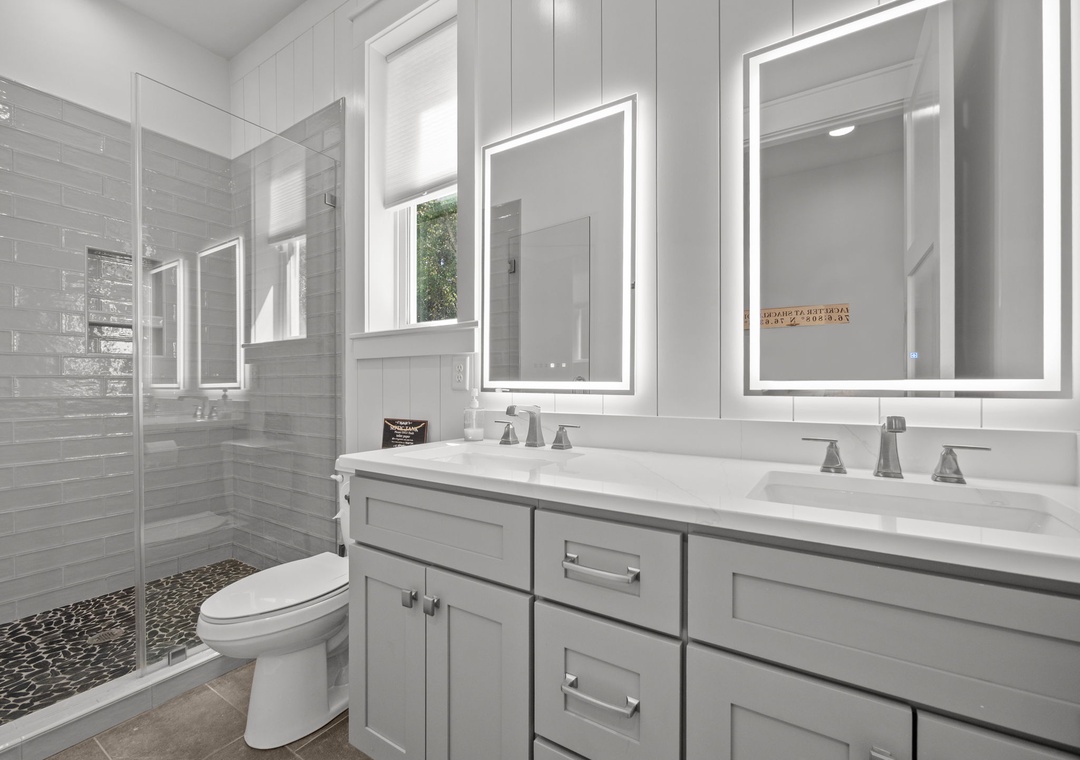 BOTTOM FLOOR QUEEN BATH
