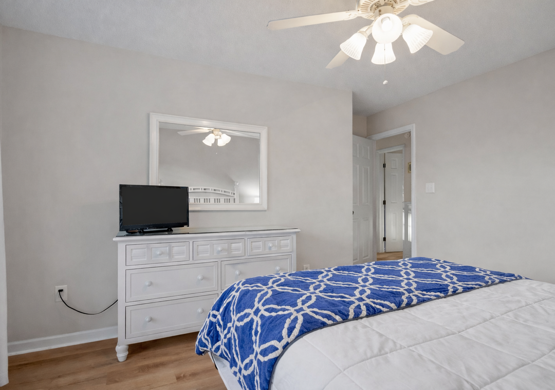 Mid-Floor Queen Room