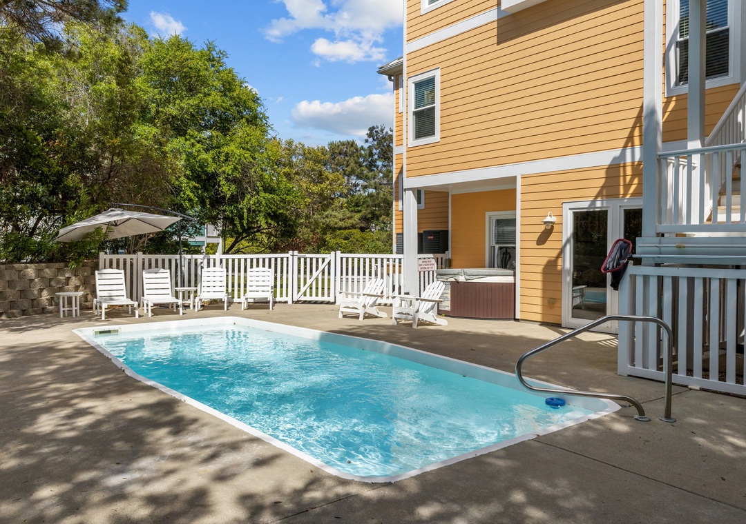 Large Pool and Hot Tub!