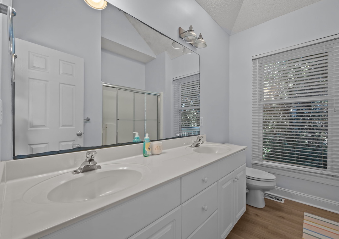 Mid-Floor King Room Bathroom
