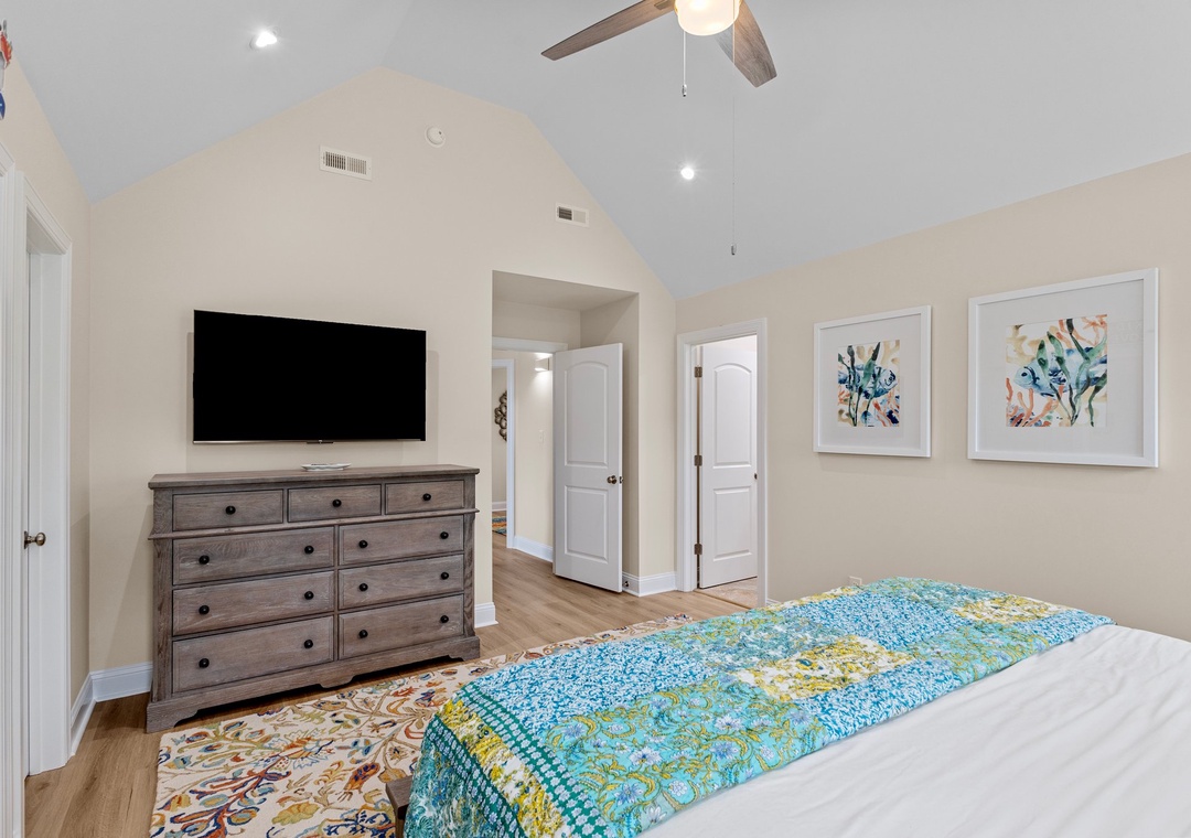 King Bedroom w/Bath - 3rd Level (Kid Nook)