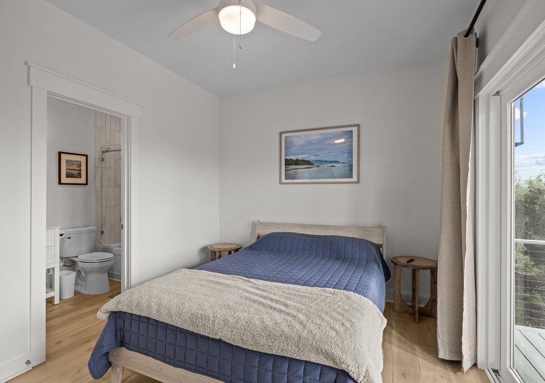 2nd Floor Queen Oceanview Ensuite