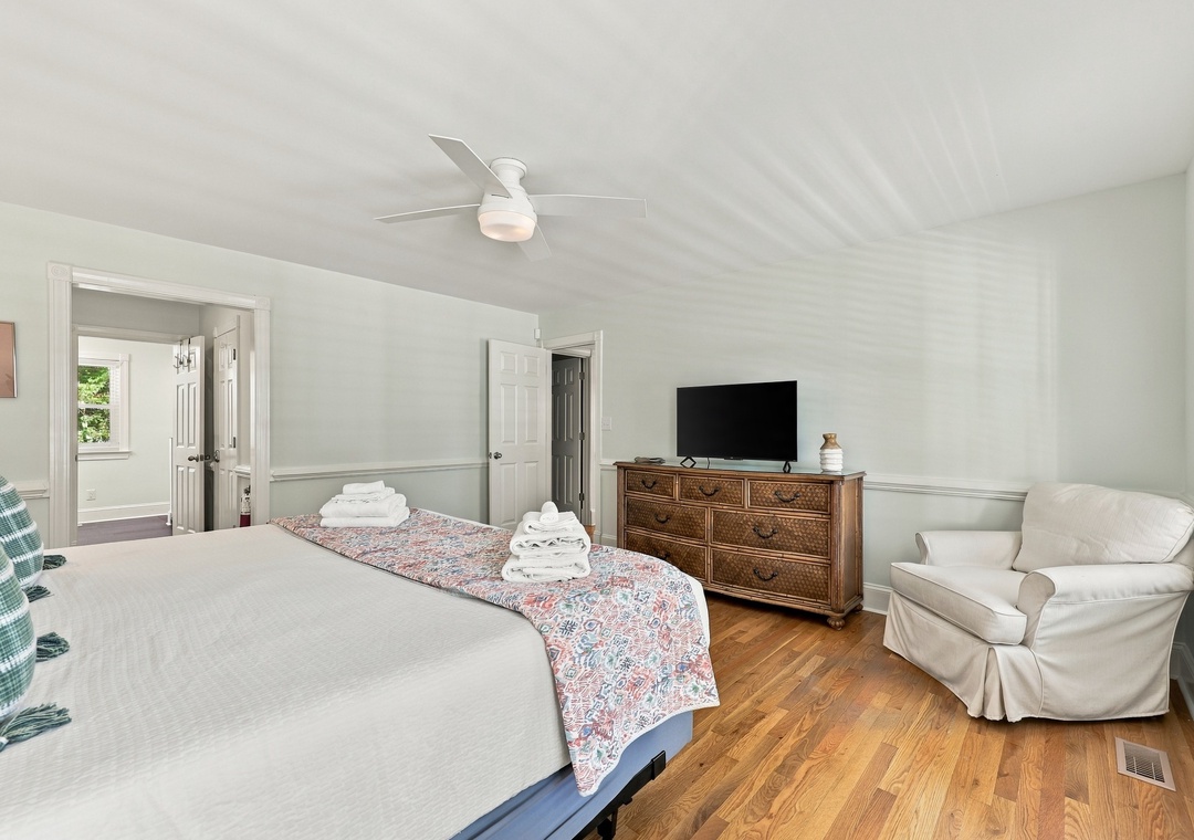 SpinAway | Ground Level King Primary Bedroom