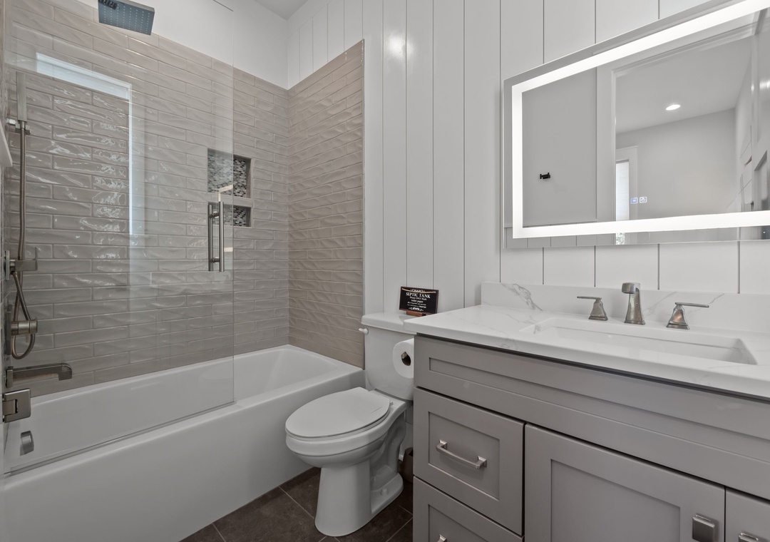 MIDFLOOR QUEEN 2 BATH