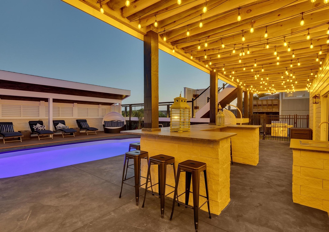 Unwind under glowing string lights at the rooftop bar, where your evening cocktail comes with poolside views and a warm desert breeze.