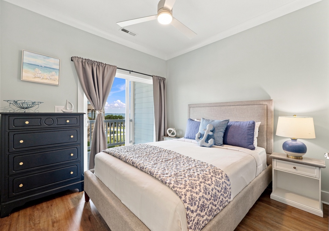 Emerality | Second Level Queen Bedroom