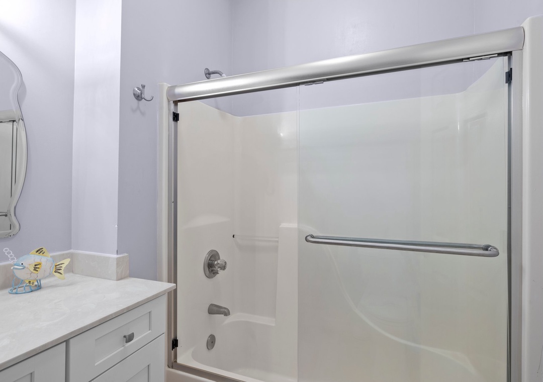 Mid-Floor Queen Bathroom