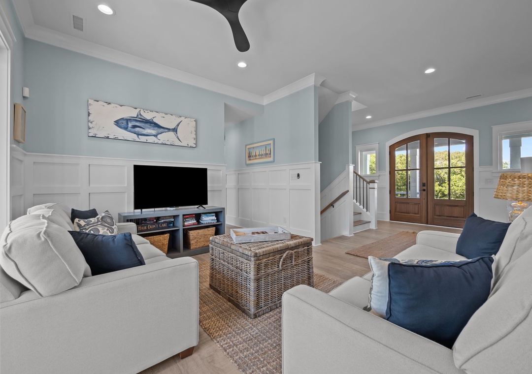 MID-FLOOR SITTING AREA
