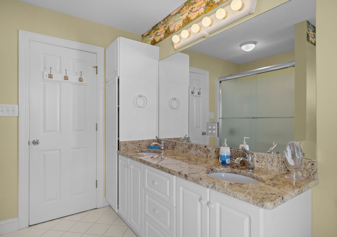 Top Floor King Suite Bathroom