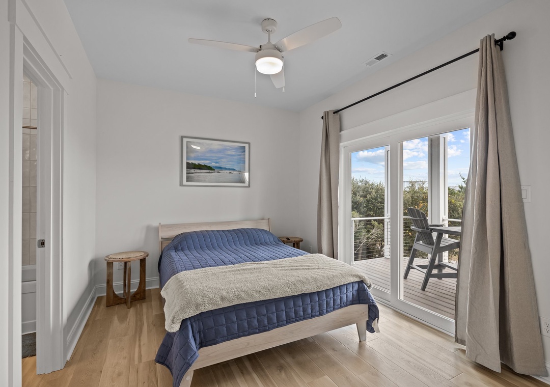 2nd Floor Queen Oceanview Ensuite