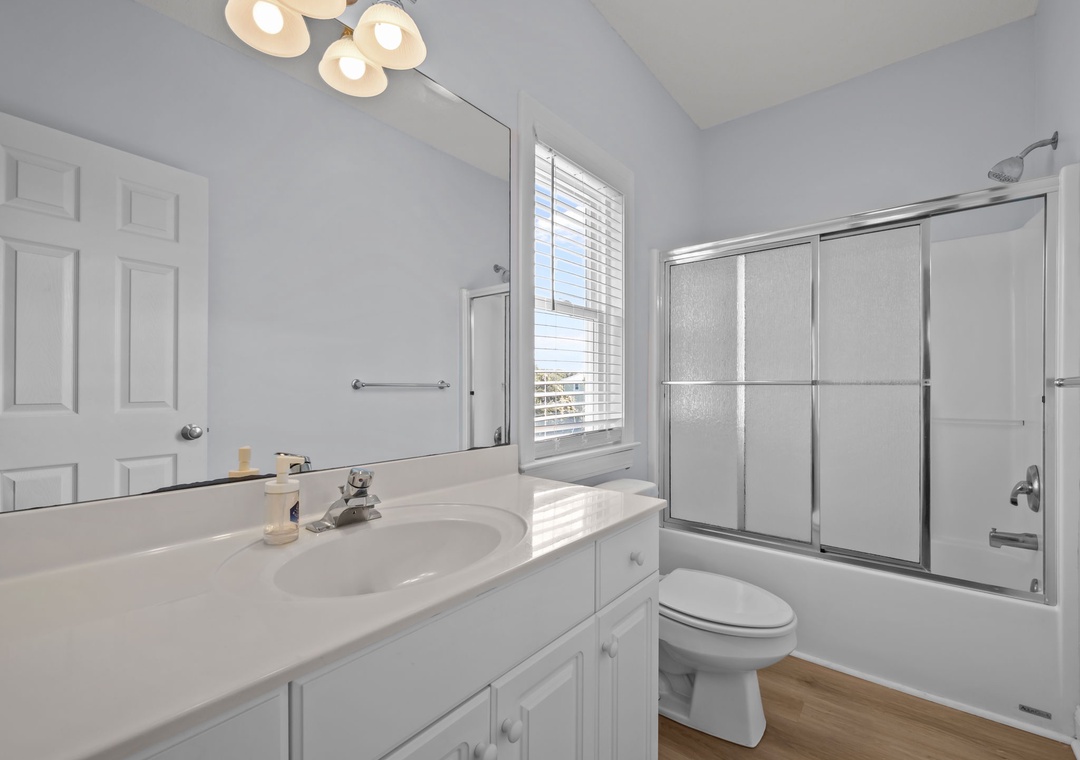 Mid-Floor Queen Room Bathroom