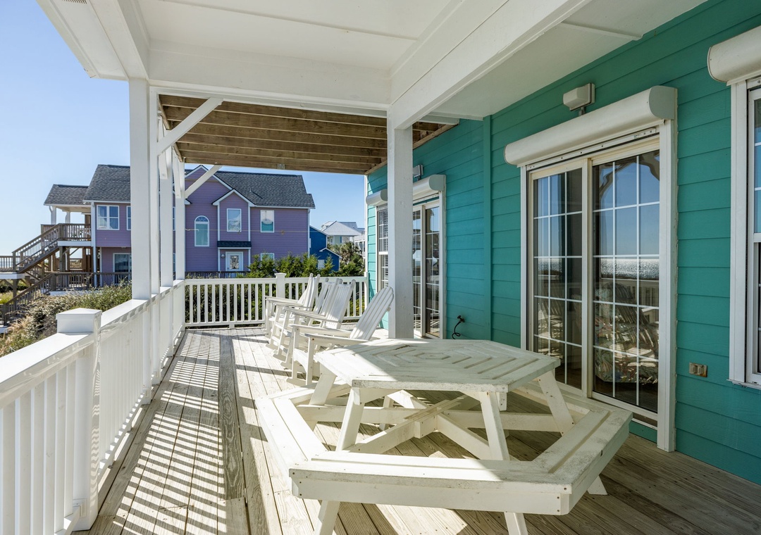 Outdoor Seating on the Mid-Floor